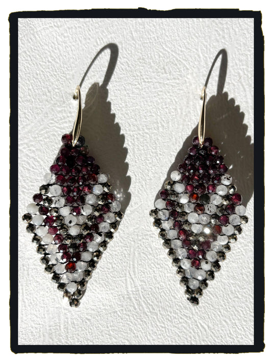 Pendientes ARROWHEAD granates, piedra luna y pirita