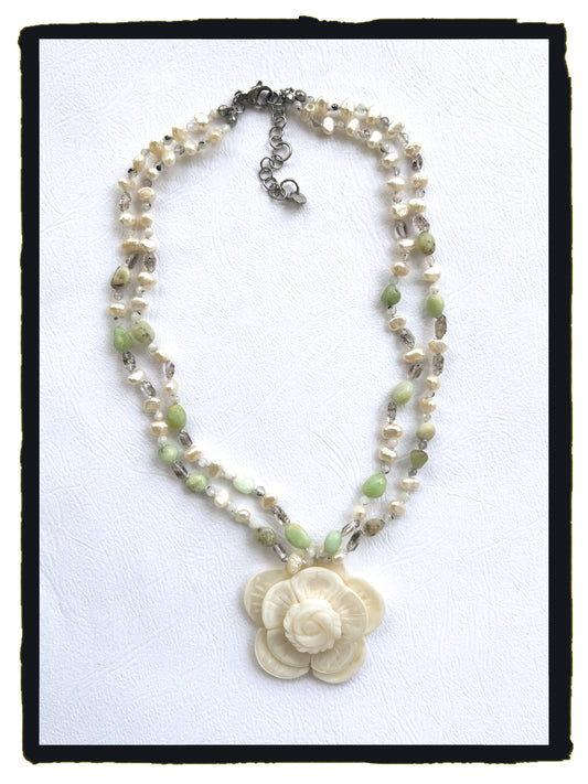 Collar CAMELIA nácar