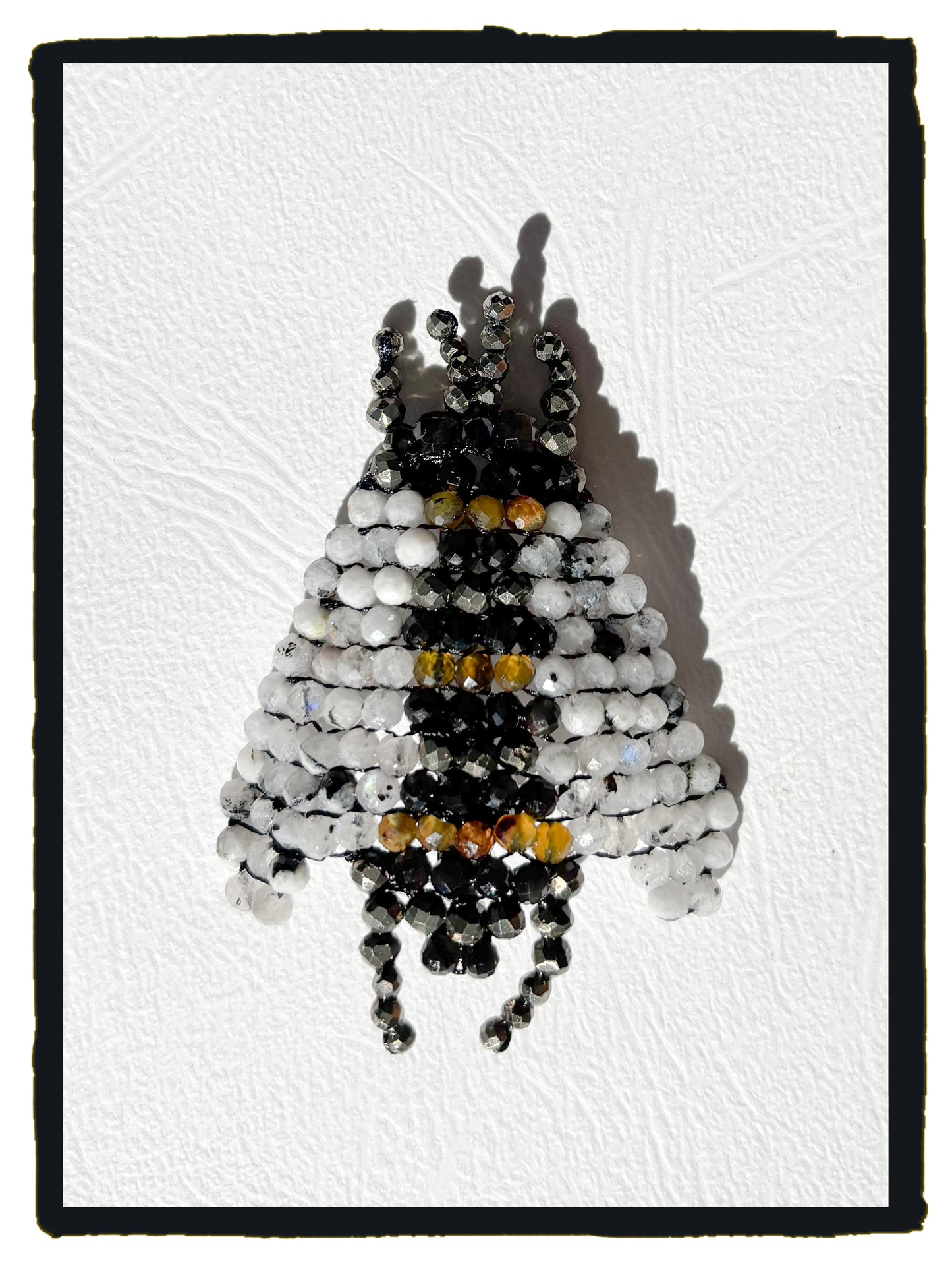 Broche BEE ópalo, obsidiana y pirita