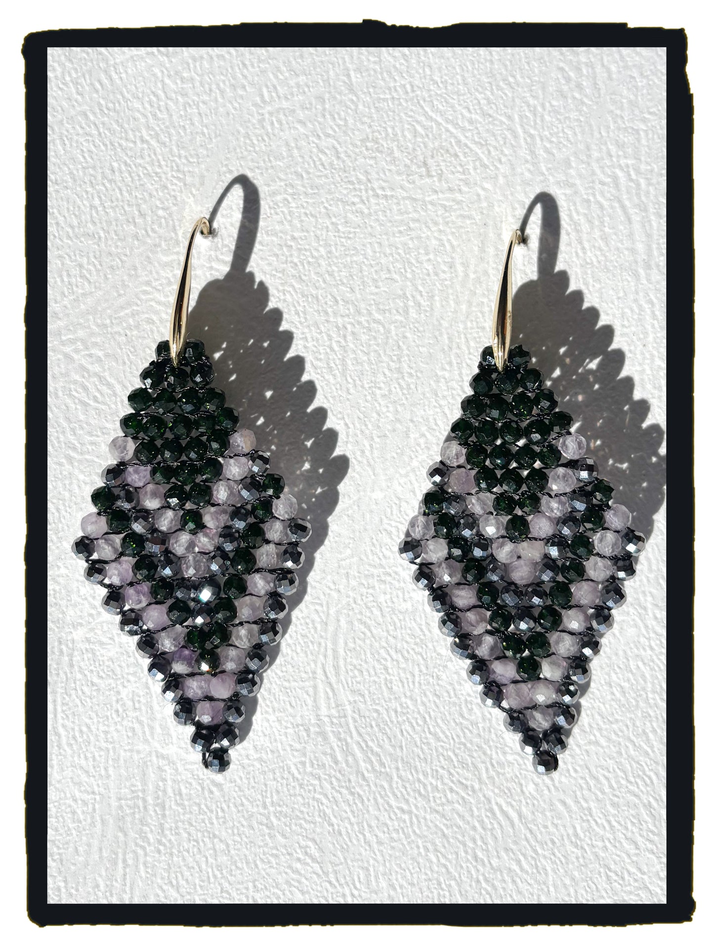 Pendientes ARROWHEAD amatista, arenisca verde y terahercio