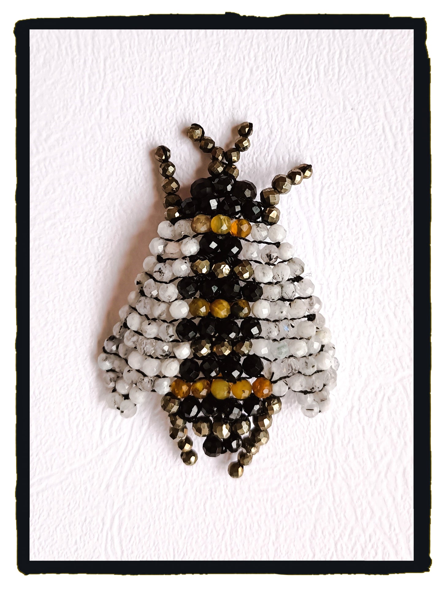 Broche BEE ópalo, espinela y pirita